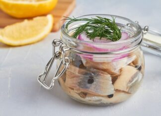 Селедка кусочками в рассоле: соление в домашних условиях