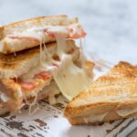 Бутерброды в духовке с колбасой и сыром