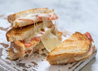 Бутерброды в духовке с колбасой и сыром