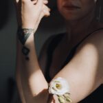 Тату розы на руке девушки: значение и символ