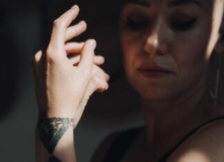 Тату розы на руке девушки: значение и символ