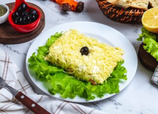 Корейский салат с морковью, курицей и огурцом