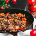 Жареная говяжья печень с луком в сметане