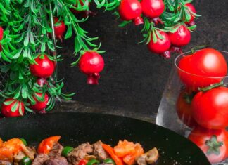 Жареная говяжья печень с луком в сметане