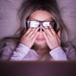 Чешется левый глаз у женщины в среду вечером