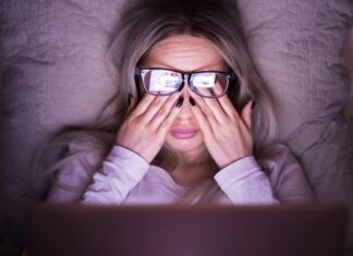 Чешется левый глаз у женщины в среду вечером