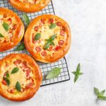 Рецепт пиццы с фаршем, помидорами и сыром в духовке