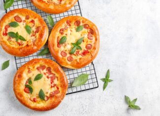 Рецепт пиццы с фаршем, помидорами и сыром в духовке