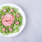 Быстрый салат с вареной колбасой: простой рецепт