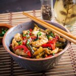 Удон с курицей и овощами в соевом соусе