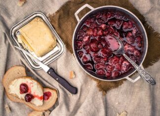 Слива в сиропе на зиму: рецепт с косточками