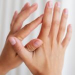 Чешется левая ладонь у женщины: народные приметы и суеверия