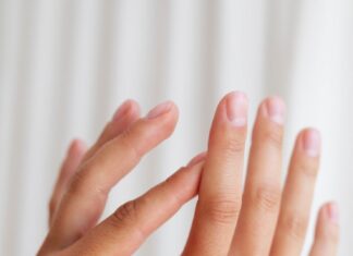 Чешется левая ладонь у женщины: народные приметы и суеверия