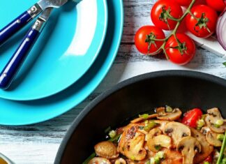 Куриное филе с шампиньонами в сливочном соусе на сковороде