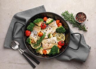 Тушеная рыба с луком и морковью на сковороде