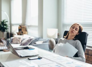 Увольнение во сне: что это значит для женщины