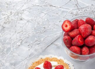 Простой рецепт пирога с замороженной клубникой в духовке