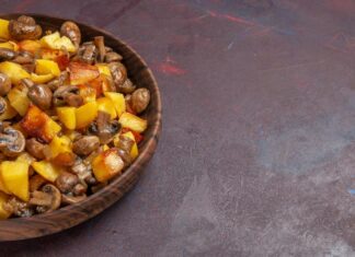 Рыжики жареные с картошкой и луком на сковороде