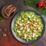 Салат с жареными грибами, курицей и сыром