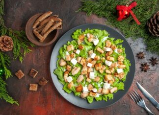 Салат с жареными грибами, курицей и сыром