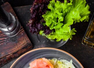 Салат с крабовыми палочками и рисом: простой рецепт