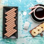 Сладкая колбаска из печенья со сгущенкой и какао