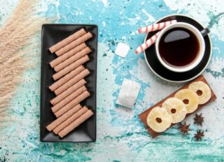 Сладкая колбаска из печенья со сгущенкой и какао