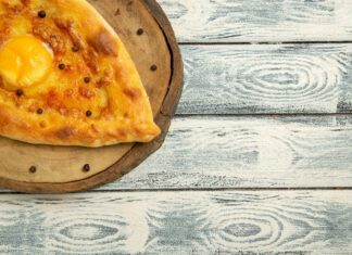 Хачапури с сыром в духовке из слоеного теста