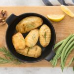 Запеченный целиком мелкий картофель в кожуре