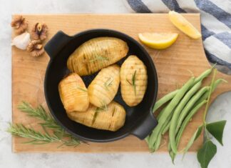 Запеченный целиком мелкий картофель в кожуре