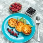 Сырники со сметаной и творогом на сковороде