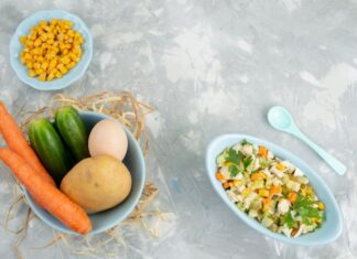 Салат с копченой курицей, корейской морковью и кукурузой