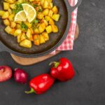 Картошка с мясом в казане на плите с бульоном