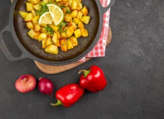 Картошка с мясом в казане на плите с бульоном