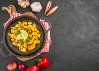 Тушеная картошка со свининой в сковороде: пошаговый рецепт