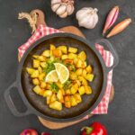 Жареная картошка с беконом на сковороде