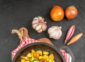 Жареная картошка с беконом на сковороде