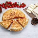 Треугольник из лаваша с колбасой и сыром на сковороде