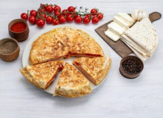 Треугольник из лаваша с колбасой и сыром на сковороде