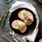 Рулетики из ветчины с сыром и чесноком