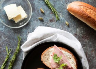 Рулетики из ветчины с сыром и чесноком