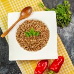 Перловка с тушенкой и овощами на сковороде