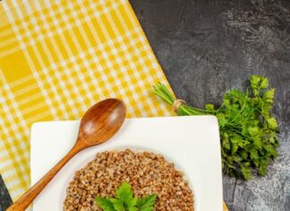 Перловка с тушенкой и овощами на сковороде