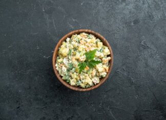 Салат из горошка, крабовых палочек и яиц