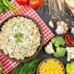 Салат с консервированными шампиньонами, кукурузой и яйцом