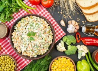 Салат с консервированными шампиньонами, кукурузой и яйцом