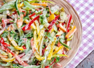 Салат из пекинской капусты, помидоров и огурцов