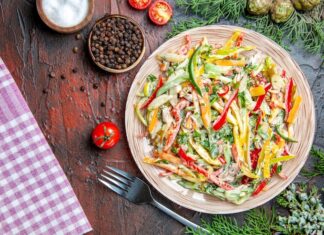 Салат из копченой куриной грудки и корейской моркови