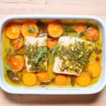 Тушеная рыба с морковью и луком в кастрюле