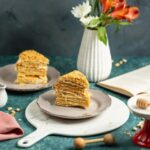 Торт с печеньем и сгущенкой без выпечки